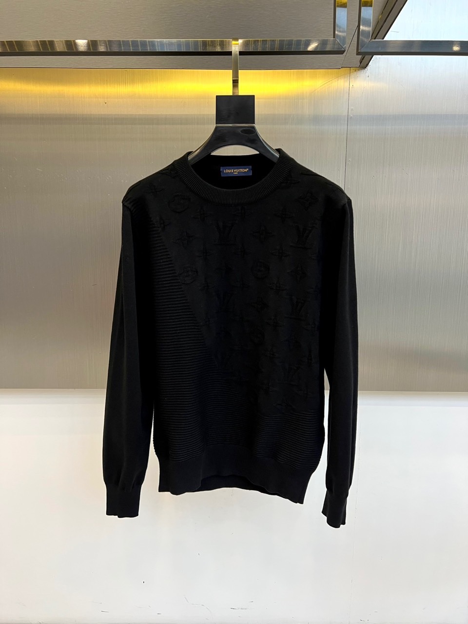 NO:564123,1v Vuitton, new autumn and winter products LOUIS  VUITTON jacquard sweater, this white sweater is designed with a round neck and loose fit. The body is covered with the brand's iconic Monogram jacquard pattern, which presents a delicate concave-convex texture through three-dimensional weaving technology. Worsted cotton yarn ensures skin-friendly breathability, and the ribbed cuffs and hem maintain a stable shape. The jacquard pattern continues the brand's classic genes, and the white base highlights the elegant texture.  Elegant temperament. It can be paired with casual pants to show a simple and fashionable sense, or can be used as an inner layer to create a layered look. It is suitable for daily commuting, gatherings with friends and other diverse scenes. Through the combination of iconic elements and comfortable fabrics, it interprets LV's aesthetic concept of integrating century-old craftsmanship with modern wearability. 48-56 (model is 173, 143 pounds, upper body size 50), Louis  vuitton,louis vuitton,alexander   wang198609091v威登、秋冬新品 LOUIS VUITTON提花针织衫,这款白色针织衫采用圆领宽松版型设计,衣身满铺品牌标志性Monogram提花图案,通过立体编织工艺呈现细腻的凹凸质感.精纺棉纱确保亲肤透气性,罗纹袖口与下摆保持版型稳定.提花图案延续品牌经典基因,白色基底凸显优雅气质.既可搭配休闲裤展现简约时尚感,也可作为内搭打造层次造型.适合日常通勤、朋友聚会等多元场景,通过标志性元素与舒适面料的结合,诠释LV将百年工艺与现代实穿性相融合的美学理念.48-56（模特173,143斤上身50码）,,louis vuitton,louis vuitton,alexander wang,Men's clothing