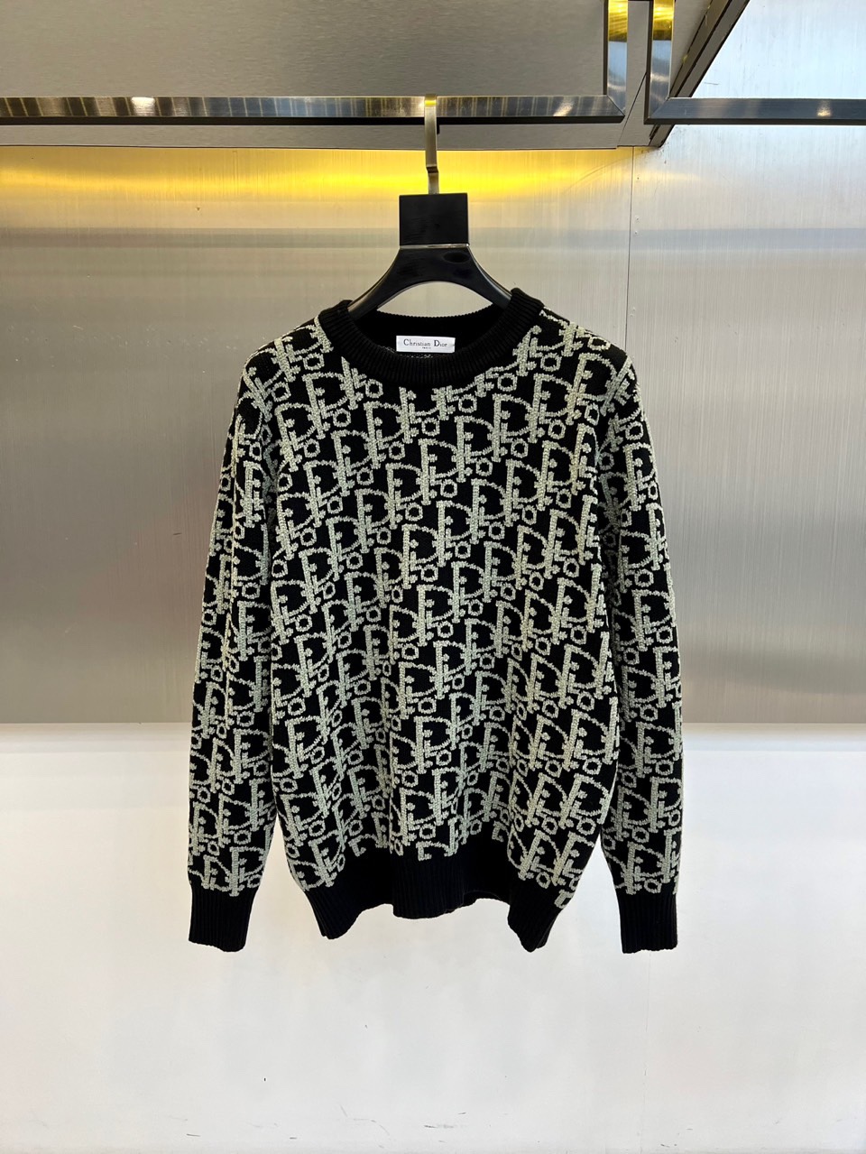 NO:564102,Dio Dior's new autumn and winter DIOR letter jacquard sweater. This round neck sweater adopts a loose fit design. The body is covered with the brand's classic letter jacquard pattern. It is based on deep navy blue with white letter printing, forming a distinct visual hierarchy.  The cuffs and hem are trimmed with white ribbing to enhance the silhouette of the garment while improving comfort. The fabric is made of cotton and is made of worsted spinning to create a soft and skin-friendly wearing experience, which meets the personal needs of high-end knitwear. The jacquard pattern continues Dior classics.  Classic aesthetic genes, the main tone of navy blue highlights the calm temperament, and the white letter embellishment adds a sense of modern fashion. It can be worn alone with casual pants to show French lazy style, or it can be worn with a coat to create a layered look. It is suitable for daily commuting, friends gatherings and other diverse scenes. Through the combination of letter elements and comfortable fabrics, it interprets Dior's design philosophy of integrating classic genes with modern wearability. 48-56 (model 173, 143 pounds, upper body size 50),, dior, dior, alexander   wang19860909Dio迪奥、秋冬新品DIOR字母提花针织衫,这款圆领针织衫采用宽松版型设计,衣身满铺品牌经典字母提花图案,以深邃海军蓝为基底搭配白色字母印花,形成鲜明的视觉层次.袖口与下摆采用白色罗纹收边工艺,增强服装轮廓感的同时提升舒适度.面料选用棉质材质,通过精纺工艺打造柔软亲肤的穿着体验,符合高端针织品的贴身需求.提花图案延续迪奥经典美学基因,海军蓝主调彰显沉稳气质,白色字母点缀增添现代时尚感.既可单穿搭配休闲裤展现法式慵懒风格,也可外搭大衣打造层次感造型.适合日常通勤、朋友聚会等多元场景,通过字母元素与舒适面料的结合,诠释迪奥将经典基因与现代实穿性相融合的设计哲学.48-56（模特173,143斤上身50码）,,dior,dior,alexander wang,Men's clothing