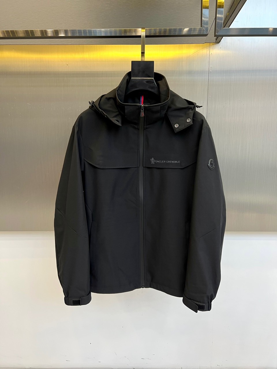 NO:601527,y Mon Mouth Mouth, 2025 autumn and winter new product MONCLER GRENOBLE technical mountaineering jacket, this light blue hooded jacket is designed with professional outdoor specifications, and 'MONCLER' is decorated on the chest and left arm respectively.  GRENOBLE' series logo, highlighting the genes of mountain adventure. It is equipped with GORE-TEX technical fabric, which has excellent windproof, waterproof and breathable performance, and is suitable for extreme outdoor environments. Three-dimensional tailoring is combined with an adjustable windproof hood, and a built-in drawstring system at the hem enhances sealing. Laser-cut pockets and waterproof zipper details show precision craftsmanship, and breathable zippers under the arms improve transportation.  Dynamic comfort. The light blue tone breaks through the traditional outdoor clothing color frame, which can not only cope with the challenges of high-altitude mountaineering, but also integrate into urban outdoor wearing scenes. Through the integration of professional technology and fashionable colors, it redefines new standards of high-performance luxury outdoor clothing. 48-56 (model is 173, 143 pounds, upper body size 50), Moncler, jackets  & coats,hats,alexander wang19860909y Mon蒙口、2025秋冬新品 MONCLER GRENOBLE科技登山夹克,这款浅蓝色连帽夹克采用专业户外规格设计,胸前与左臂分别饰有'MONCLER GRENOBLE'系列标识,彰显高山探险基因.搭载GORE-TEX科技面料,具备卓越防风防水与透气性能,适应极端户外环境.立体剪裁配合可调节防风帽,下摆内置抽绳系统增强密封性.激光切割口袋与防水拉链细节展现精密工艺,腋下透气拉链提升运动舒适度.浅蓝色调突破传统户外服饰色彩框架,既可应对高海拔登山挑战,也能融入都市户外穿搭场景.通过专业科技与时尚色彩的融合,重新定义高性能奢华户外着装新标准.48-56（模特173,143斤上身50码）,,Moncler,jackets & coats,hats,alexander wang,Men's clothing