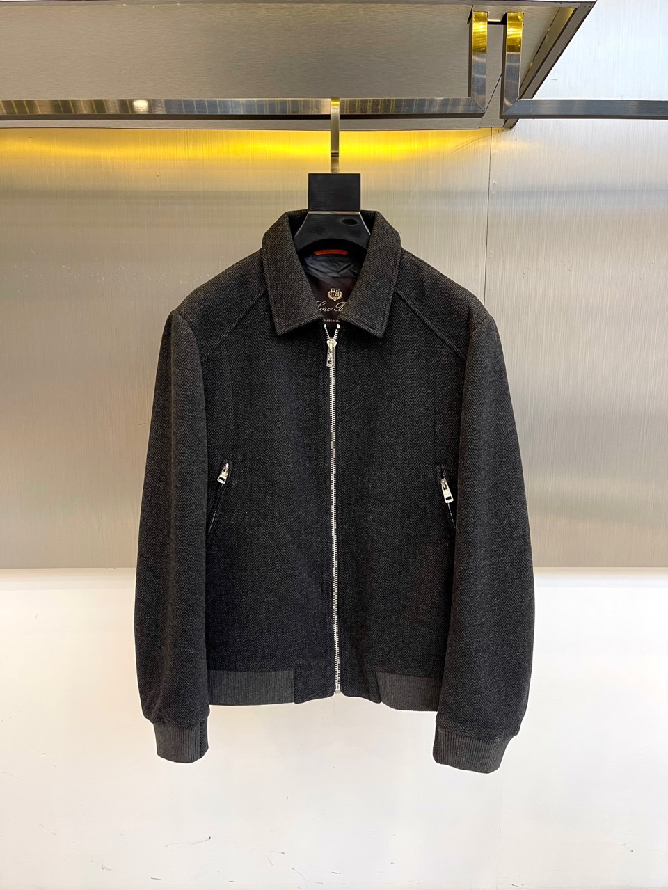 NO:726340,Years later, Loro Piana's elegant, autumn and winter men's jackets | Italian ingenious natural style, selected 62 Egyptian long-staple cotton + 18 Tencel blended fabrics, as light and breathable as Tuscan morning mist. The light gray main color shows subtle texture changes on the metal wall background, and the lapel design and silver zipper outline a neat outline. Zippered pockets on both sides ensure practicality and smooth lines. Knitted ribbed cuffs/hem cuffs enhance warmth and comfort.  48-56 (model weighs 173,143 pounds and wears a size 50 upper body),,loro piana,jackets & coats,19860909年后 Loro Piana诺悠翩雅、 秋冬男士夹克 | 意式匠心的自然格调,精选62埃及长绒棉+18天丝混纺面料,如托斯卡纳晨雾般轻盈透气.浅灰主色调在金属墙面背景中呈现细腻质感变化,翻领设计与银色拉链勾勒出利落轮廓. 双侧拉链口袋确保实用性与流畅线条 袖口/下摆针织罗纹收口提升保暖舒适度 48-56（模特173,143斤上身50码）,,loro piana,jackets & coats,,Men's clothing