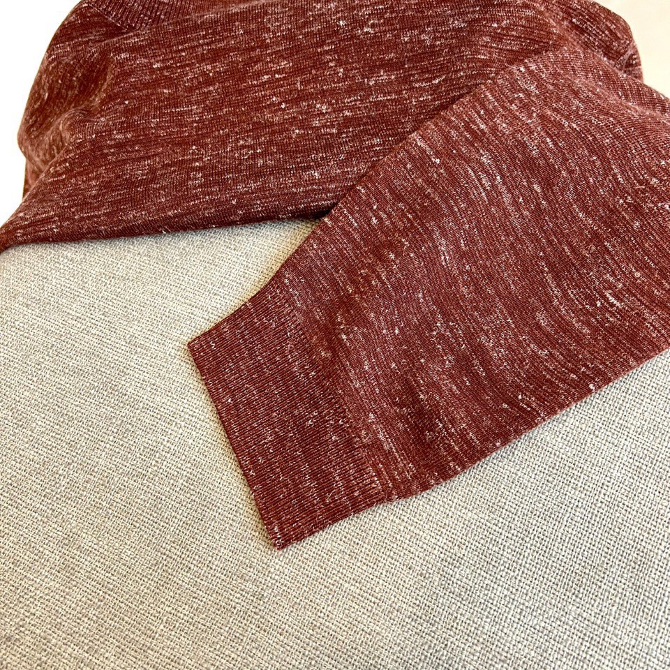 Loro Piana诺悠翩雅、2025秋冬新品针织衫，以精湛工艺重新定义现代优雅衣橱。款式采用舒适的中领