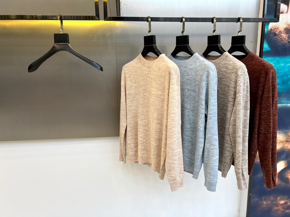 Loro Piana诺悠翩雅、2025秋冬新品针织衫，以精湛工艺重新定义现代优雅衣橱。款式采用舒适的中领