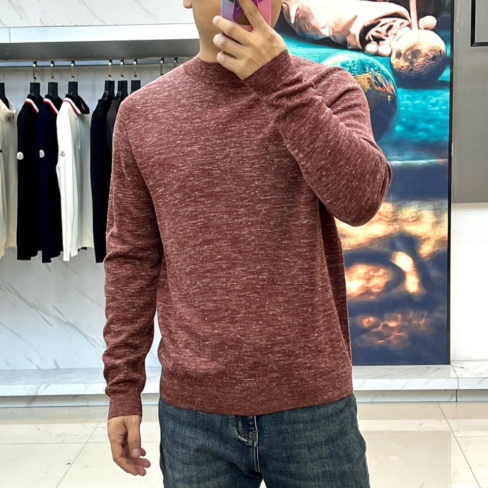 Loro Piana诺悠翩雅、2025秋冬新品针织衫，以精湛工艺重新定义现代优雅衣橱。款式采用舒适的中领