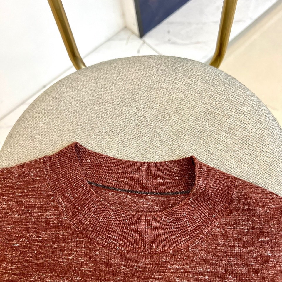 Loro Piana诺悠翩雅、2025秋冬新品针织衫，以精湛工艺重新定义现代优雅衣橱。款式采用舒适的中领