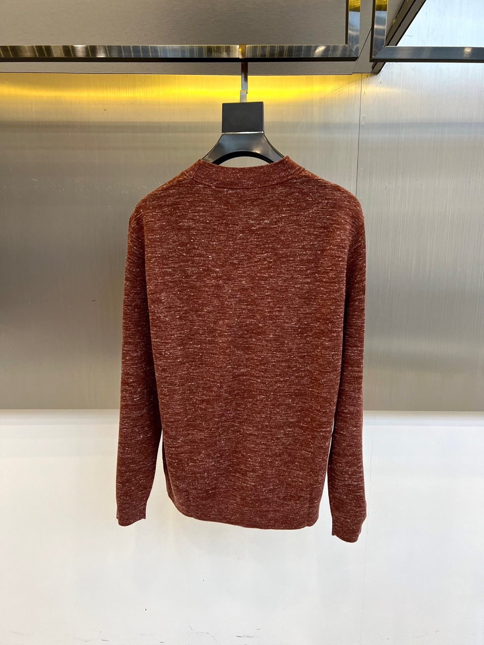 Loro Piana诺悠翩雅、2025秋冬新品针织衫，以精湛工艺重新定义现代优雅衣橱。款式采用舒适的中领