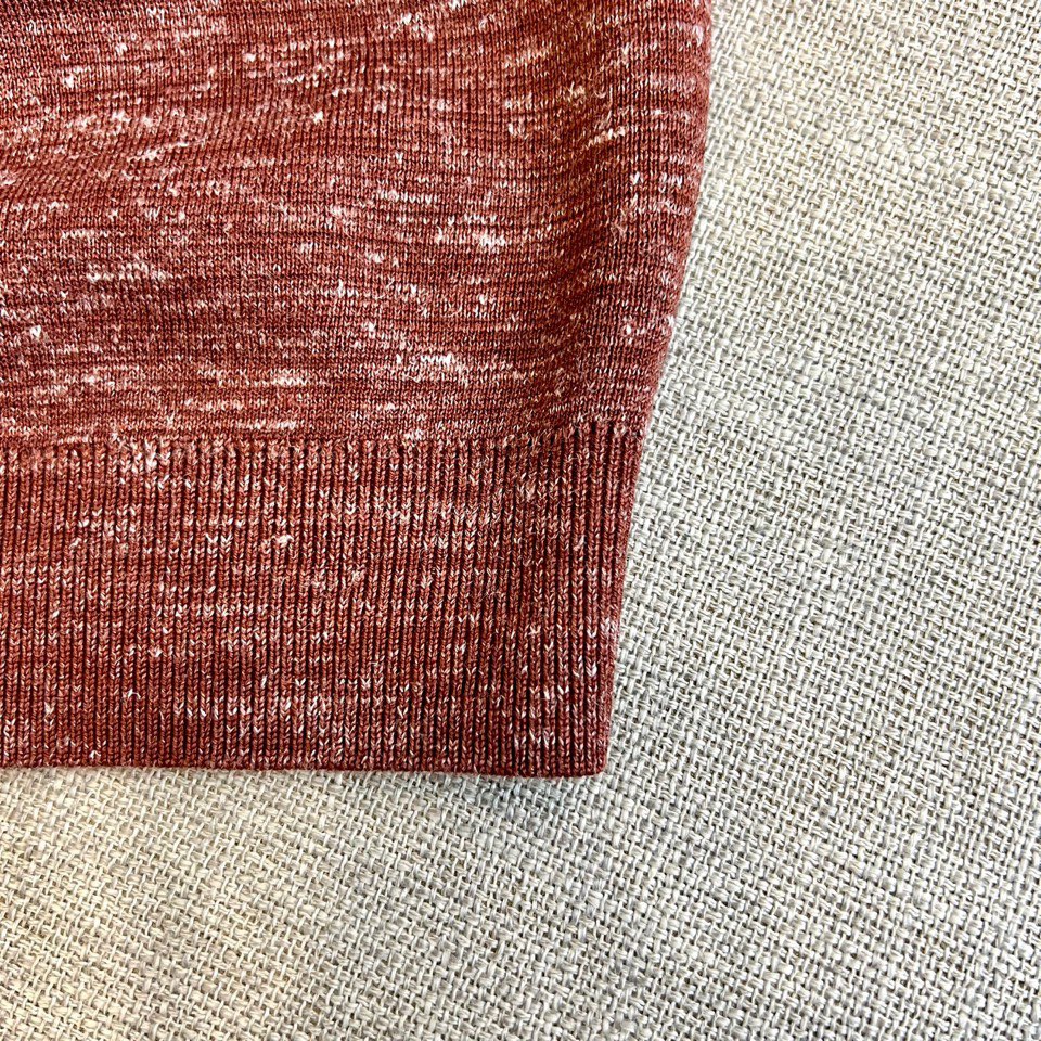 Loro Piana诺悠翩雅、2025秋冬新品针织衫，以精湛工艺重新定义现代优雅衣橱。款式采用舒适的中领