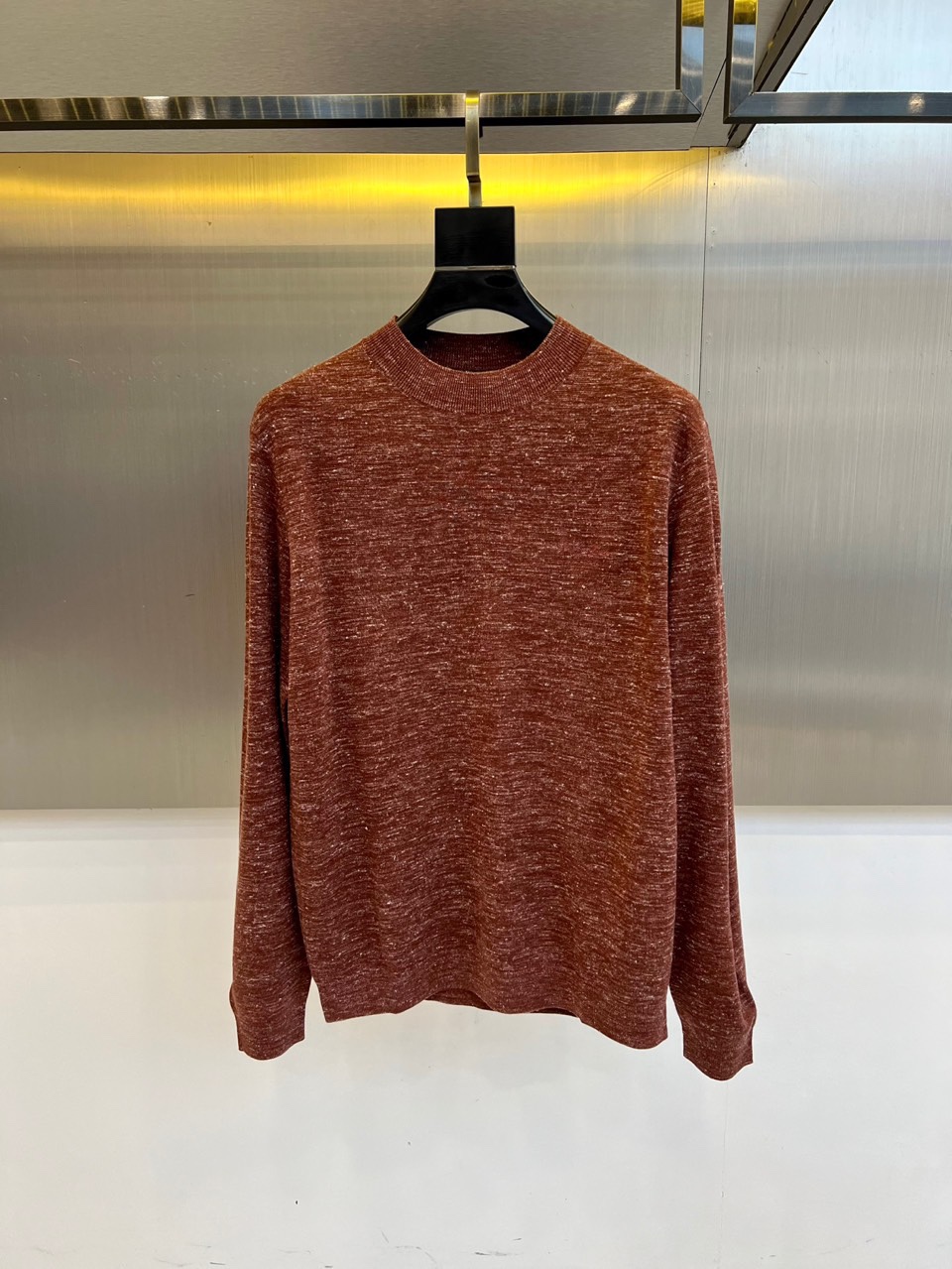 Loro Piana诺悠翩雅、2025秋冬新品针织衫，以精湛工艺重新定义现代优雅衣橱。款式采用舒适的中领