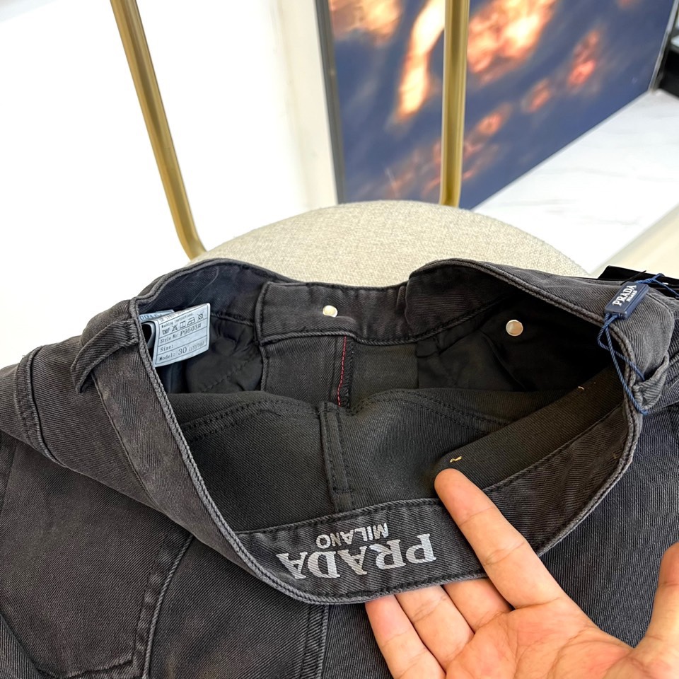 Prad普拉、2025秋冬新品P家男士黑色牛仔裤，以经典五袋式设计诠释意式奢华美学。采用深邃黑色丹宁面料