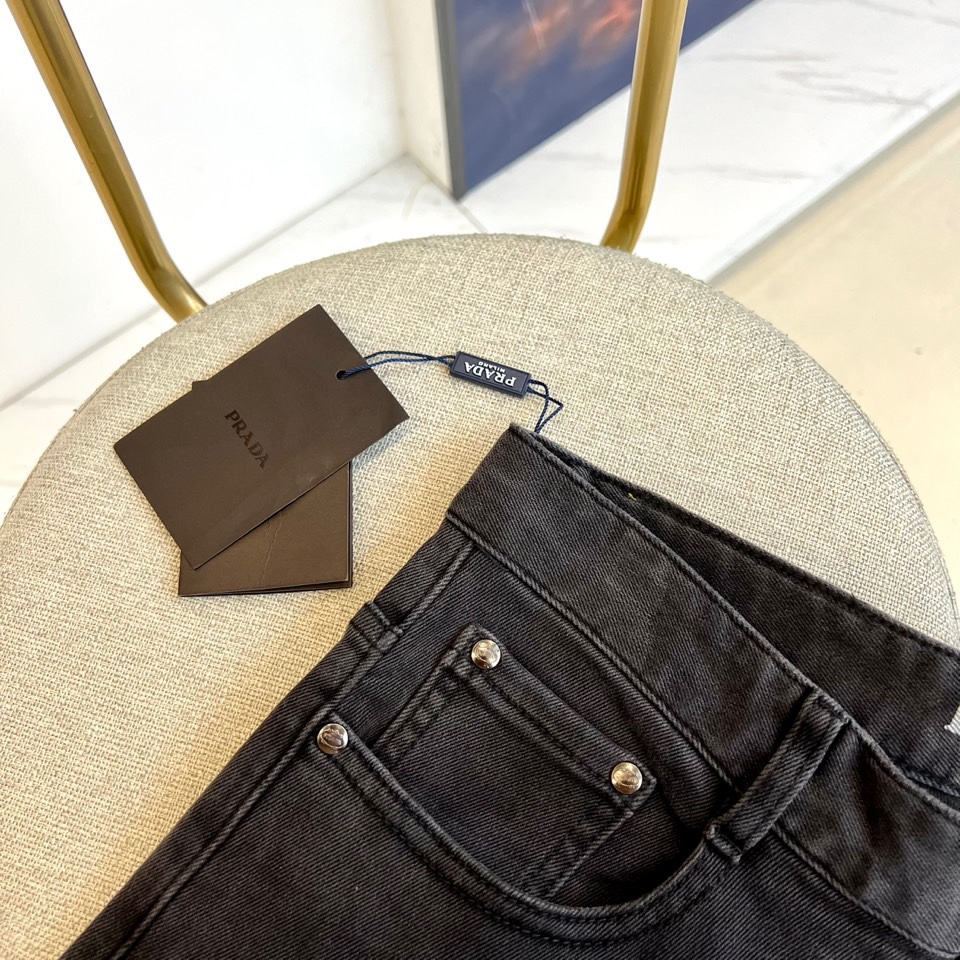 Prad普拉、2025秋冬新品P家男士黑色牛仔裤，以经典五袋式设计诠释意式奢华美学。采用深邃黑色丹宁面料