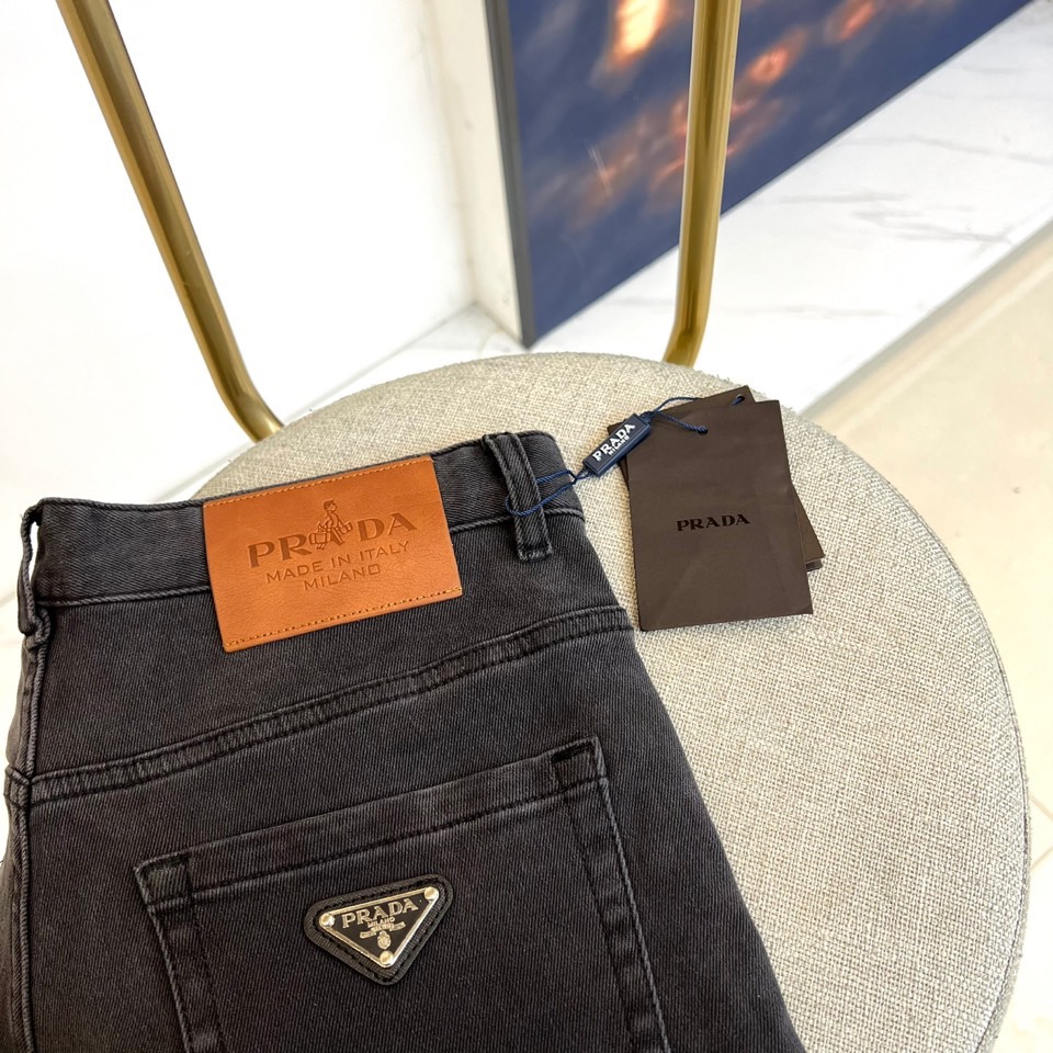 Prad普拉、2025秋冬新品P家男士黑色牛仔裤，以经典五袋式设计诠释意式奢华美学。采用深邃黑色丹宁面料