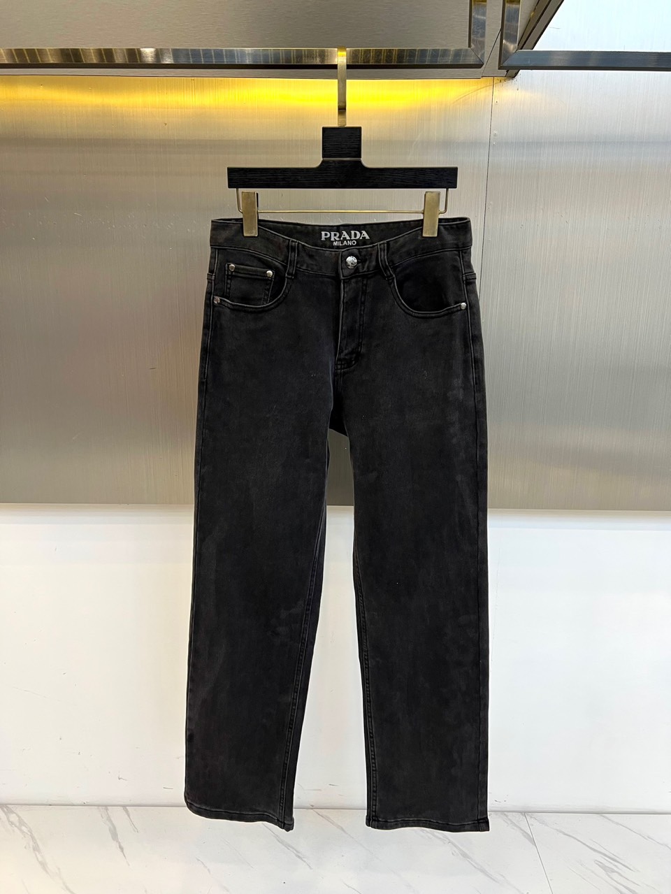 Prad普拉、2025秋冬新品P家男士黑色牛仔裤，以经典五袋式设计诠释意式奢华美学。采用深邃黑色丹宁面料