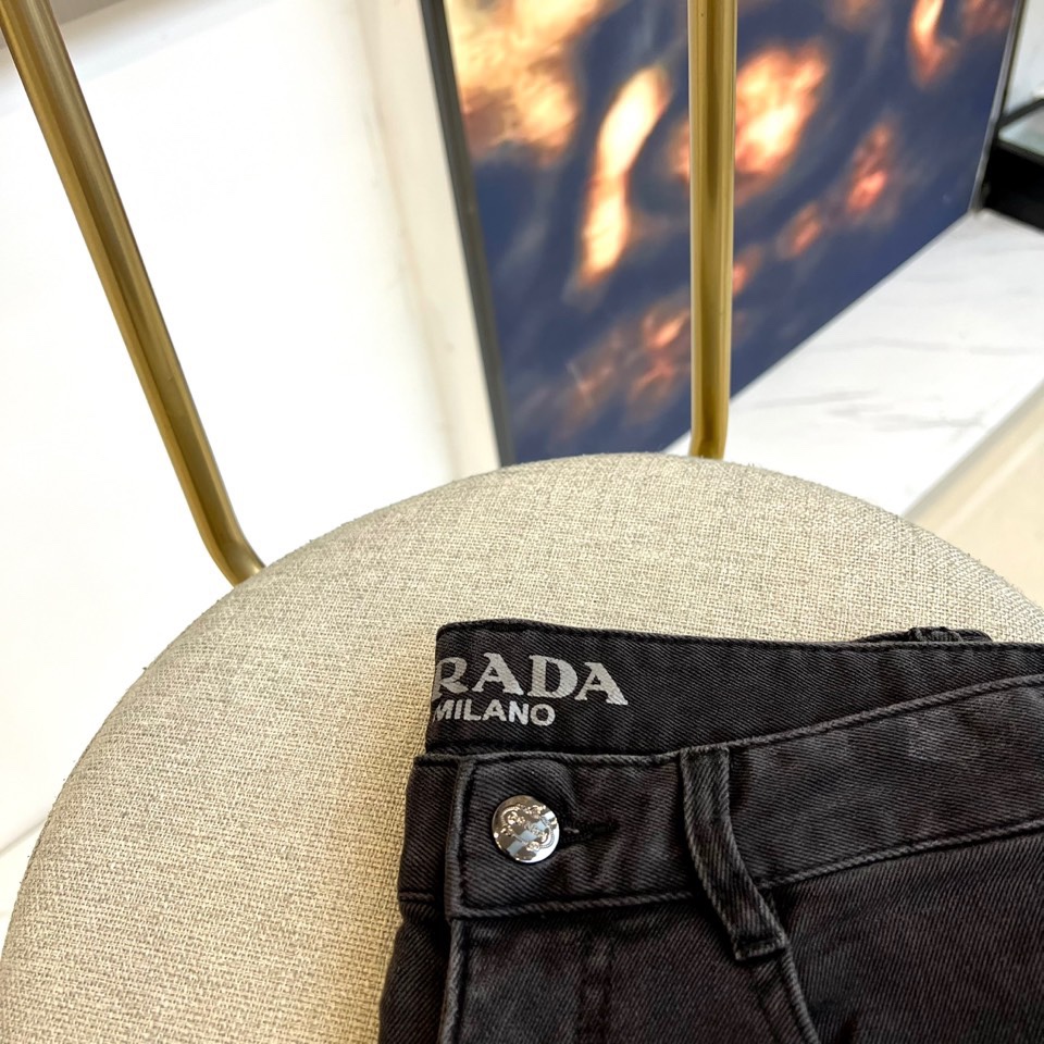 Prad普拉、2025秋冬新品P家男士黑色牛仔裤，以经典五袋式设计诠释意式奢华美学。采用深邃黑色丹宁面料