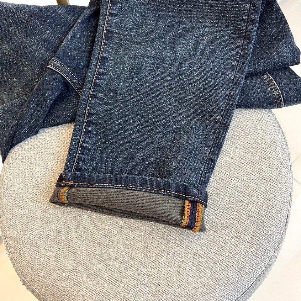 VT华伦天奴、2025秋冬新品深蓝色牛仔裤，采用高密度棉质面料打造挺括且柔软的穿着体验。后袋饰有品牌标志