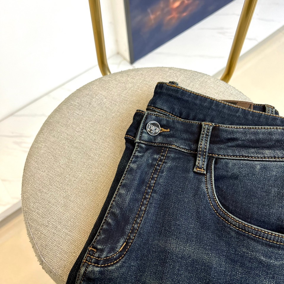 VT华伦天奴、2025秋冬新品深蓝色牛仔裤，采用高密度棉质面料打造挺括且柔软的穿着体验。后袋饰有品牌标志