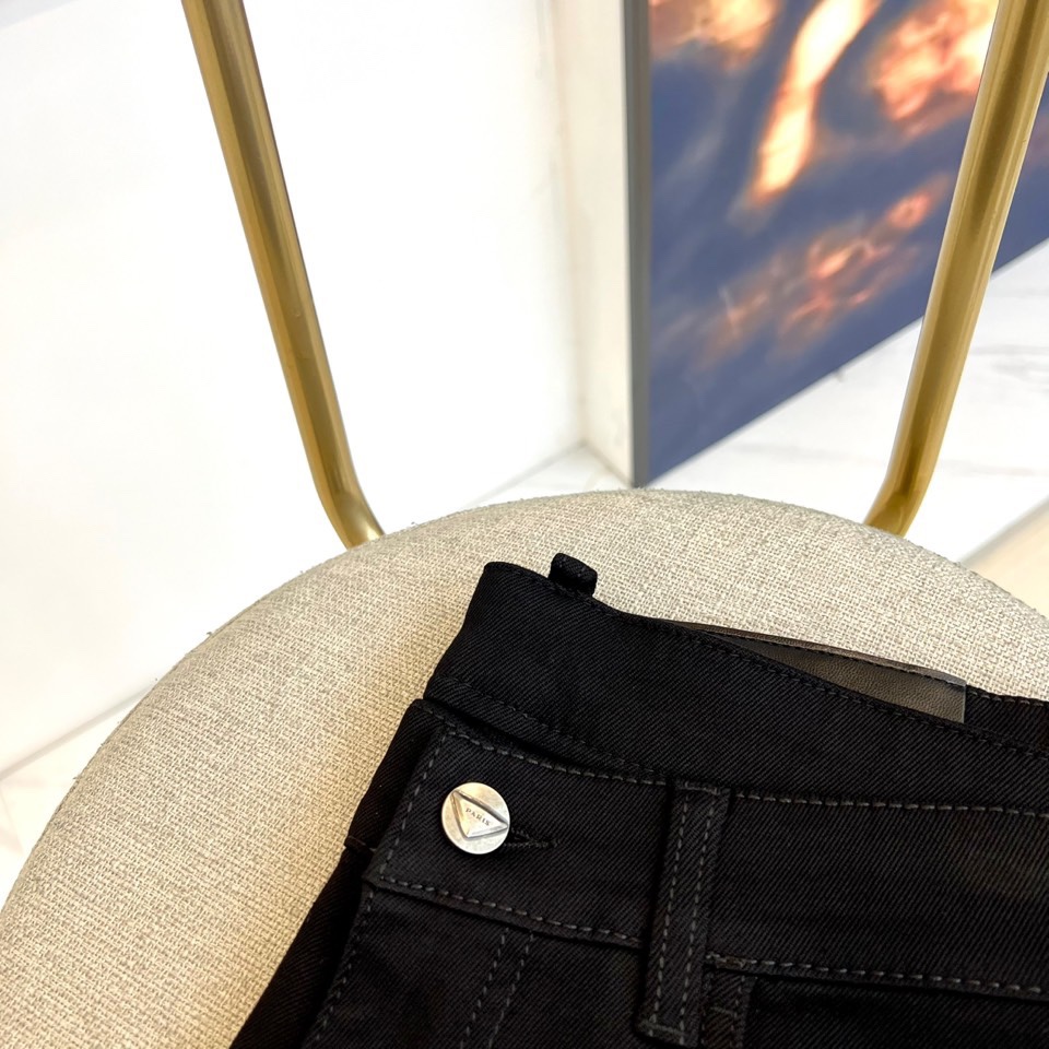 Prad普拉、2025秋冬新品男士黑牛牛仔裤。2025秋冬新款男士牛仔裤采用顶级黑色超柔面料，小直筒剪裁