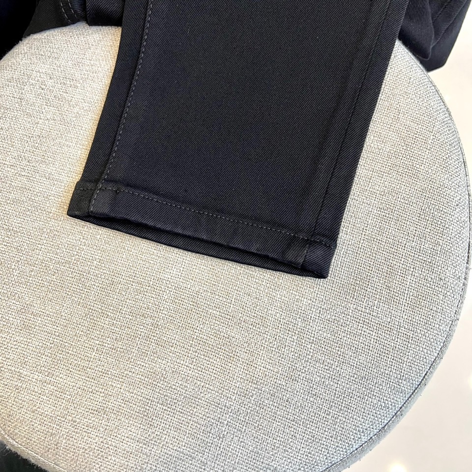 Prad普拉、2025秋冬新品男士黑牛牛仔裤。2025秋冬新款男士牛仔裤采用顶级黑色超柔面料，小直筒剪裁