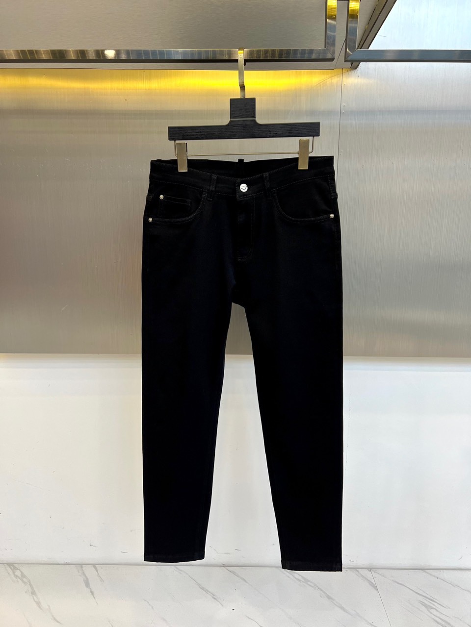 Prad普拉、2025秋冬新品男士黑牛牛仔裤。2025秋冬新款男士牛仔裤采用顶级黑色超柔面料，小直筒剪裁