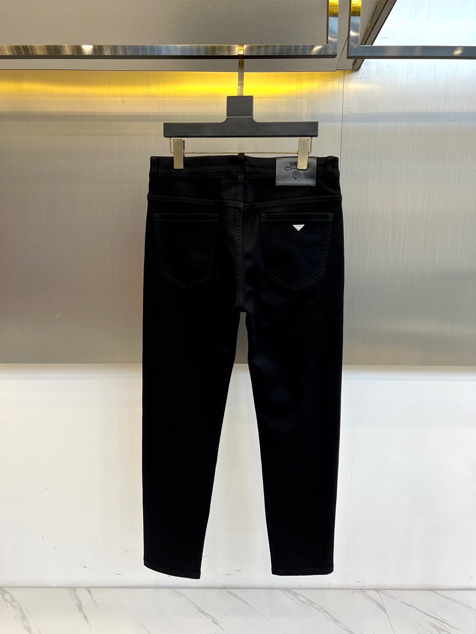 Prad普拉、2025秋冬新品男士黑牛牛仔裤。2025秋冬新款男士牛仔裤采用顶级黑色超柔面料，小直筒剪裁
