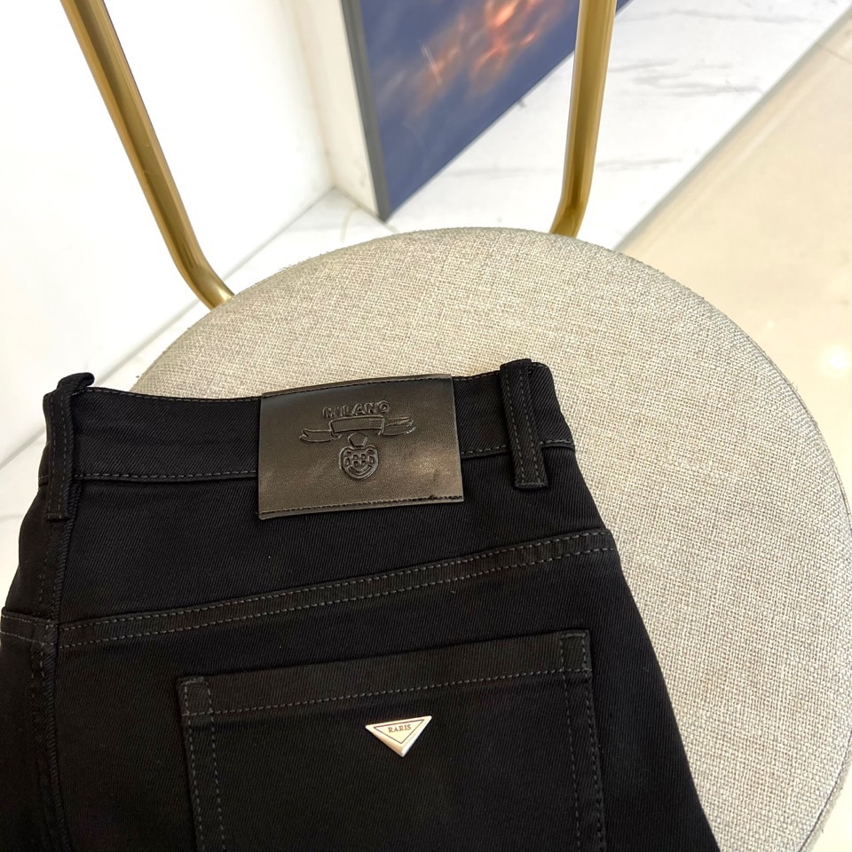 Prad普拉、2025秋冬新品男士黑牛牛仔裤。2025秋冬新款男士牛仔裤采用顶级黑色超柔面料，小直筒剪裁