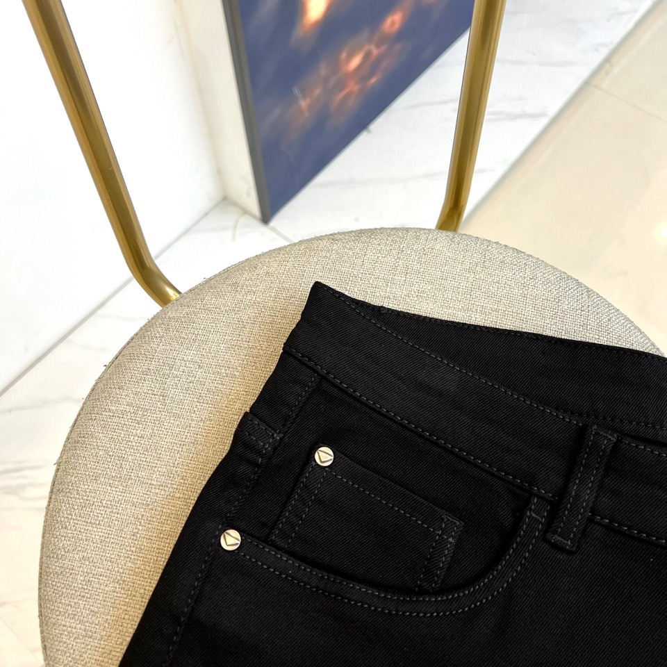 Prad普拉、2025秋冬新品男士黑牛牛仔裤。2025秋冬新款男士牛仔裤采用顶级黑色超柔面料，小直筒剪裁