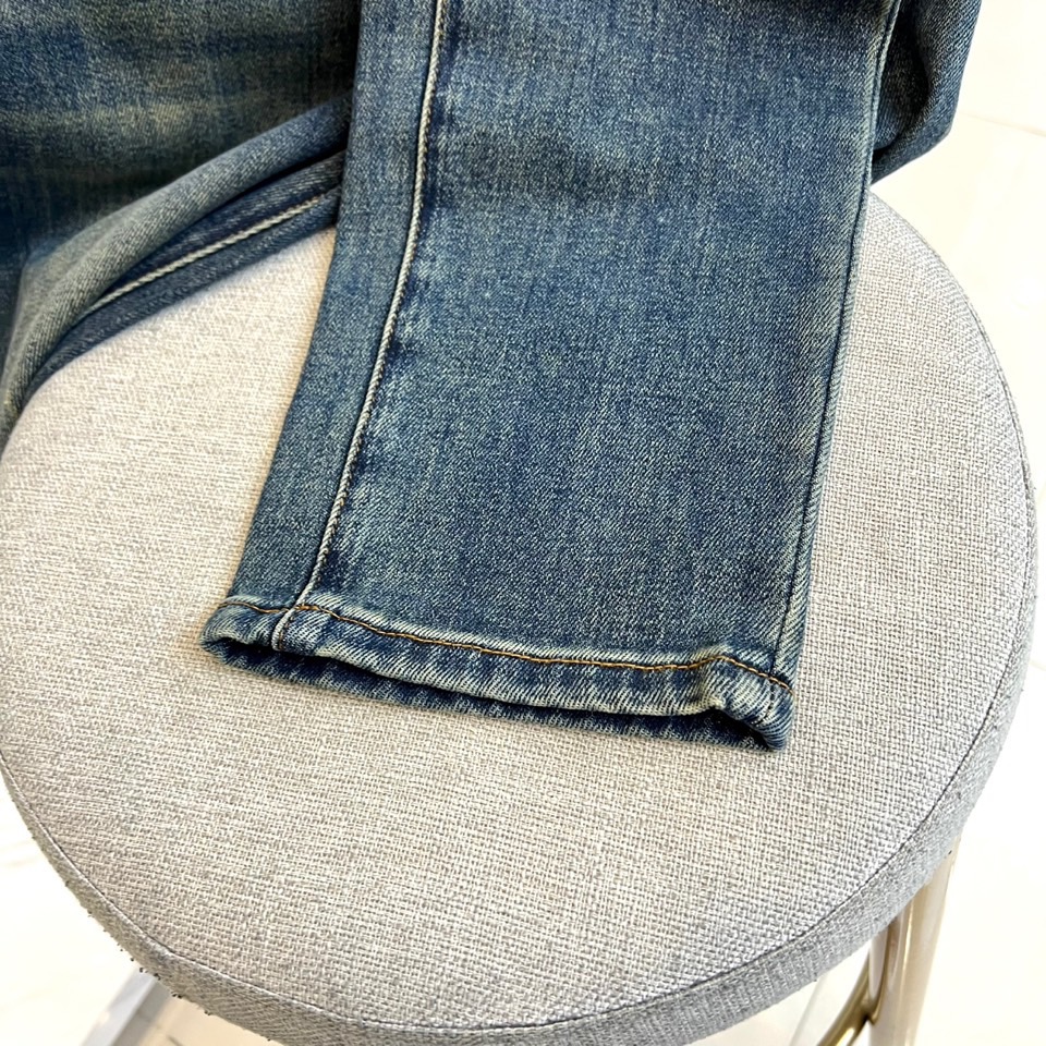 Gucc古驰、2025秋冬新品 GUCCI刺绣徽章牛仔裤，这款深蓝色牛仔裤采用品牌标志性设计，后袋处以金