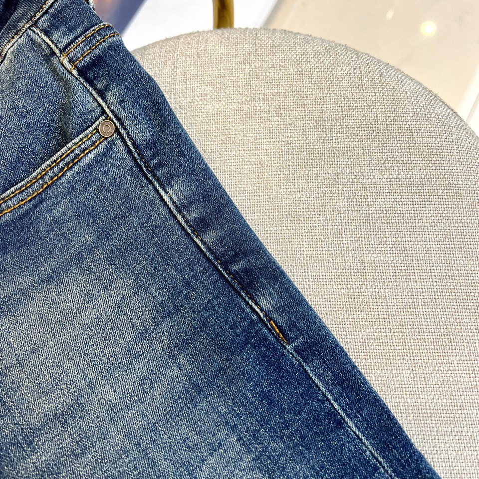 Dio迪奥、25s秋冬新品牛仔裤，男装每季必推出的类型单品，风格方面大体无异，无非在于细节元素和面料的微