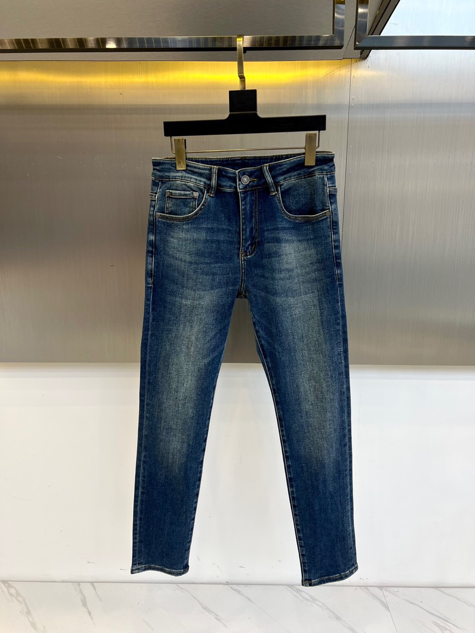 Dio迪奥、25s秋冬新品牛仔裤，男装每季必推出的类型单品，风格方面大体无异，无非在于细节元素和面料的微