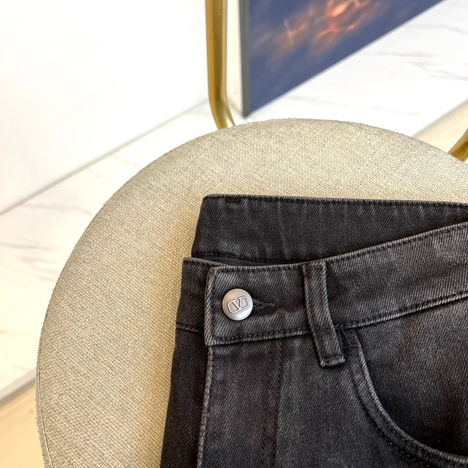 VT华伦天奴、2025秋冬新品华伦天奴标志刺绣牛仔裤，这款深灰色牛仔裤采用品牌标志性设计语言，后袋处以立