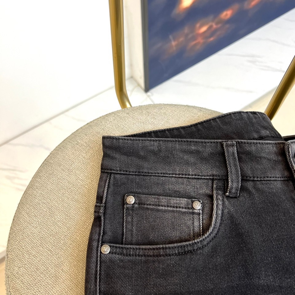 VT华伦天奴、2025秋冬新品华伦天奴标志刺绣牛仔裤，这款深灰色牛仔裤采用品牌标志性设计语言，后袋处以立