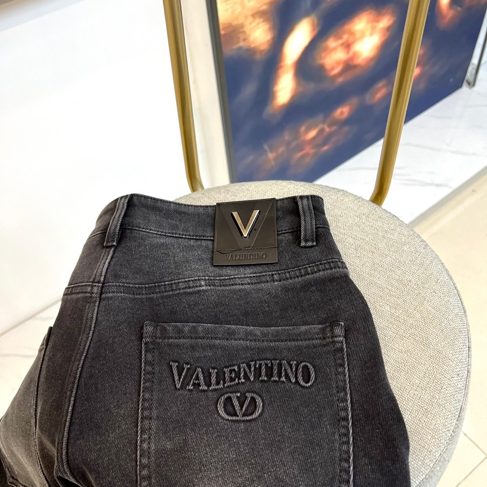 VT华伦天奴、2025秋冬新品华伦天奴标志刺绣牛仔裤，这款深灰色牛仔裤采用品牌标志性设计语言，后袋处以立