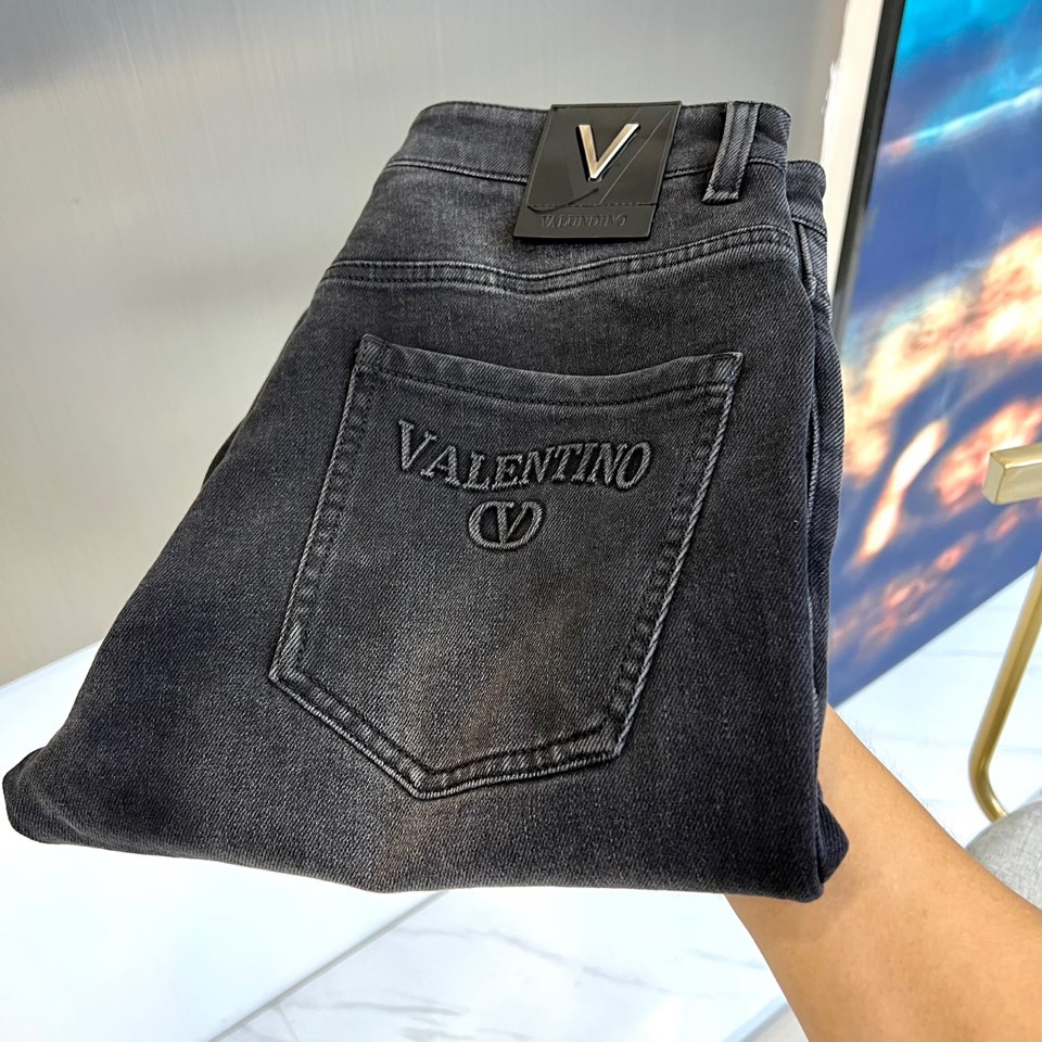 VT华伦天奴、2025秋冬新品华伦天奴标志刺绣牛仔裤，这款深灰色牛仔裤采用品牌标志性设计语言，后袋处以立