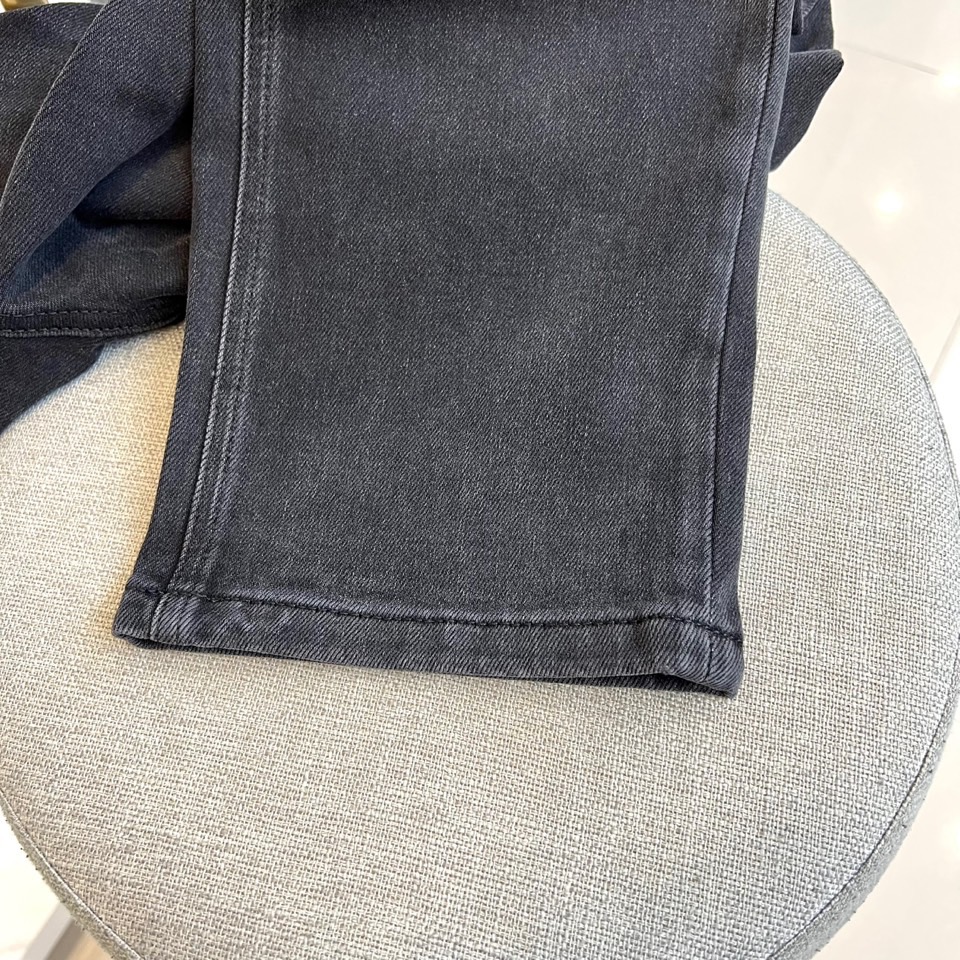 VT华伦天奴、2025秋冬新品华伦天奴标志刺绣牛仔裤，这款深灰色牛仔裤采用品牌标志性设计语言，后袋处以立