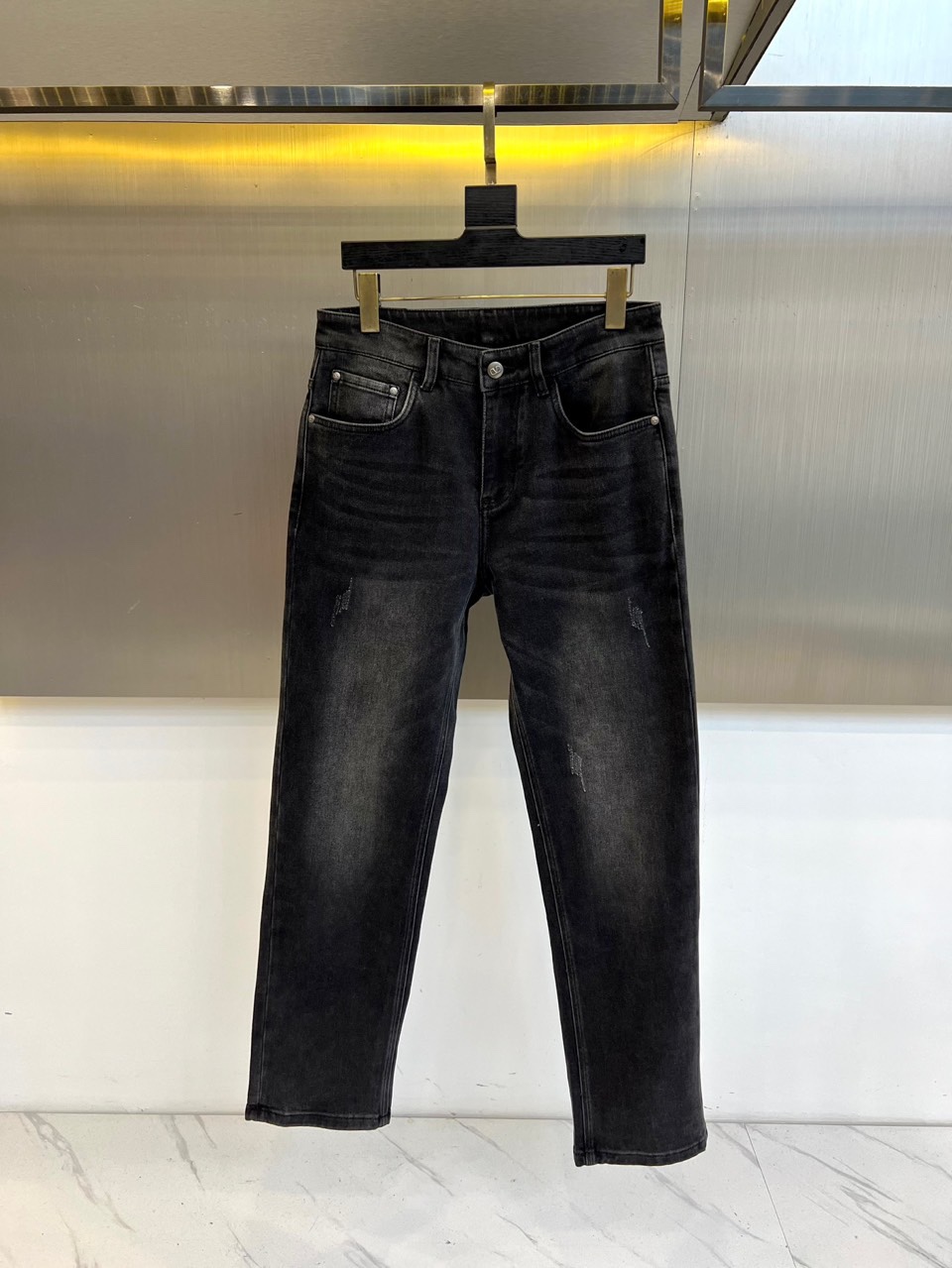 VT华伦天奴、2025秋冬新品华伦天奴标志刺绣牛仔裤，这款深灰色牛仔裤采用品牌标志性设计语言，后袋处以立