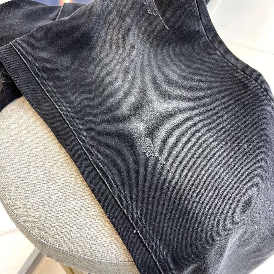 VT华伦天奴、2025秋冬新品华伦天奴标志刺绣牛仔裤，这款深灰色牛仔裤采用品牌标志性设计语言，后袋处以立