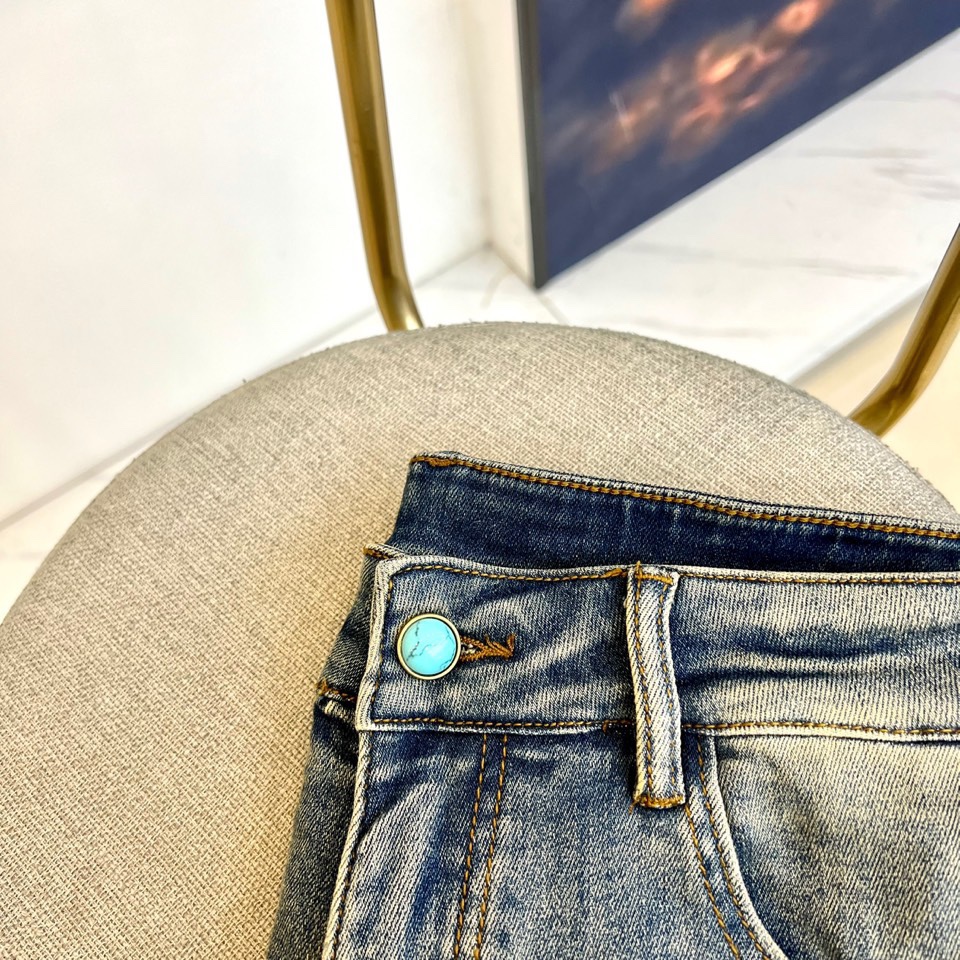 1v威登、2025秋冬新品牛仔裤，以经典蓝灰色水洗牛仔布打造，面料质感细腻且富有弹性，凸显低调奢华的复古