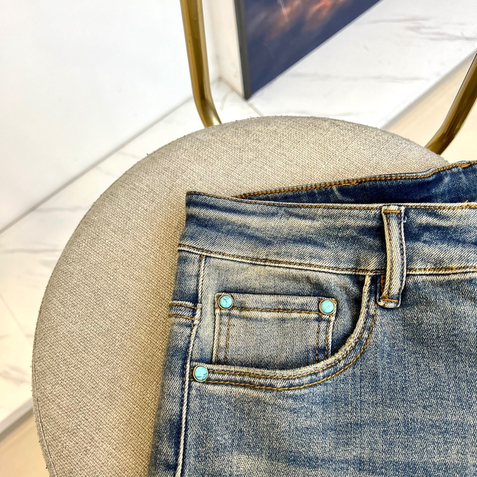 1v威登、2025秋冬新品牛仔裤，以经典蓝灰色水洗牛仔布打造，面料质感细腻且富有弹性，凸显低调奢华的复古