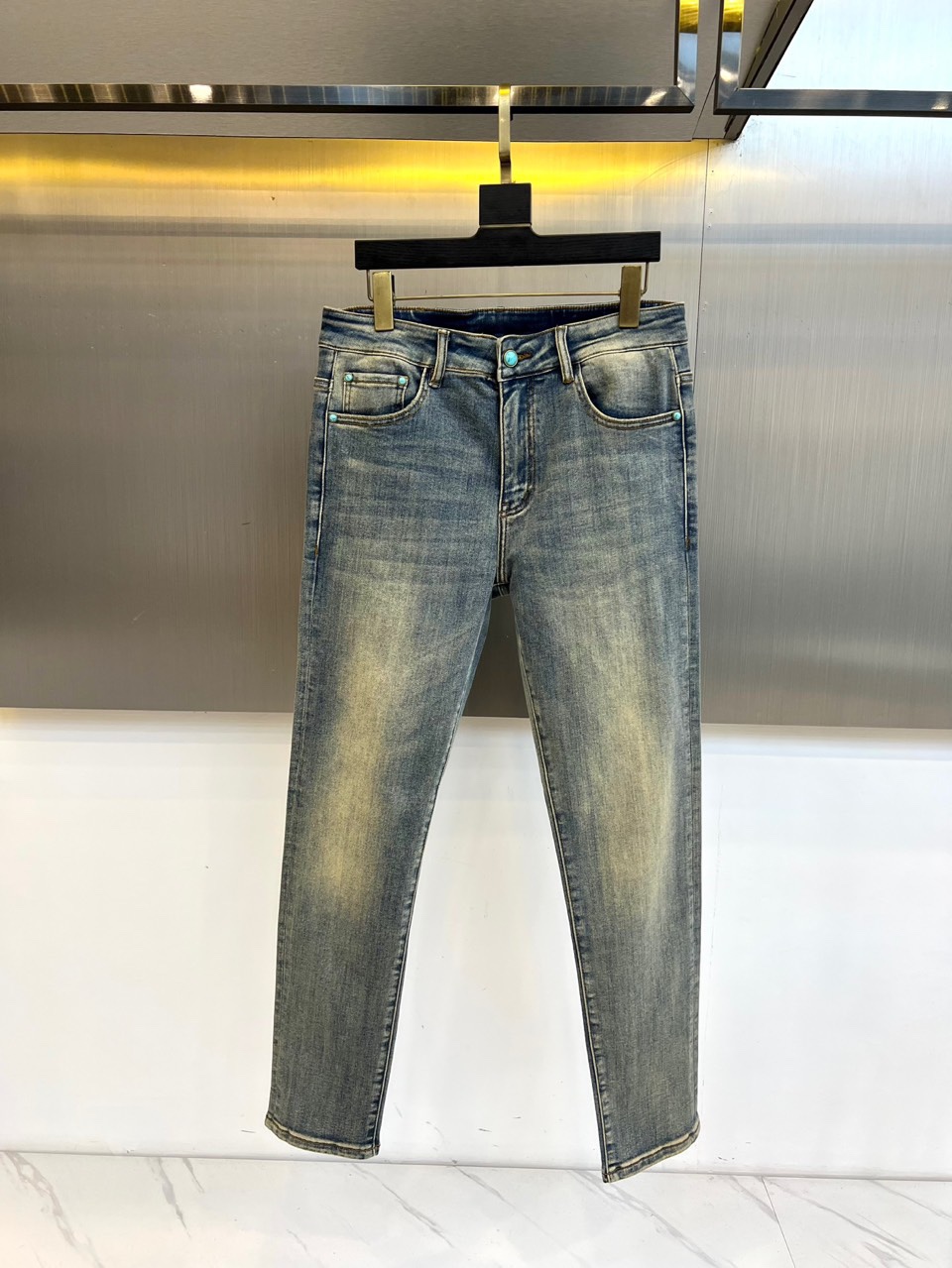 1v威登、2025秋冬新品牛仔裤，以经典蓝灰色水洗牛仔布打造，面料质感细腻且富有弹性，凸显低调奢华的复古