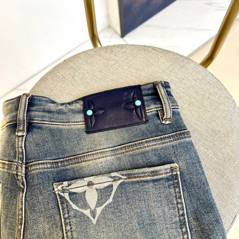 1v威登、2025秋冬新品牛仔裤，以经典蓝灰色水洗牛仔布打造，面料质感细腻且富有弹性，凸显低调奢华的复古