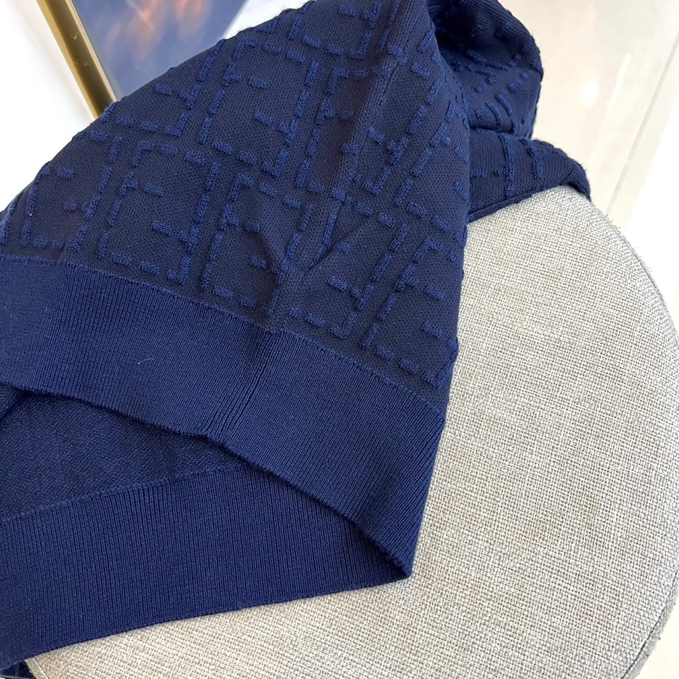 Fend芬迪、2025秋冬新品 | FENDI几何提花羊毛衫。采用100%绵羊毛材质打造细腻肌理，通过精