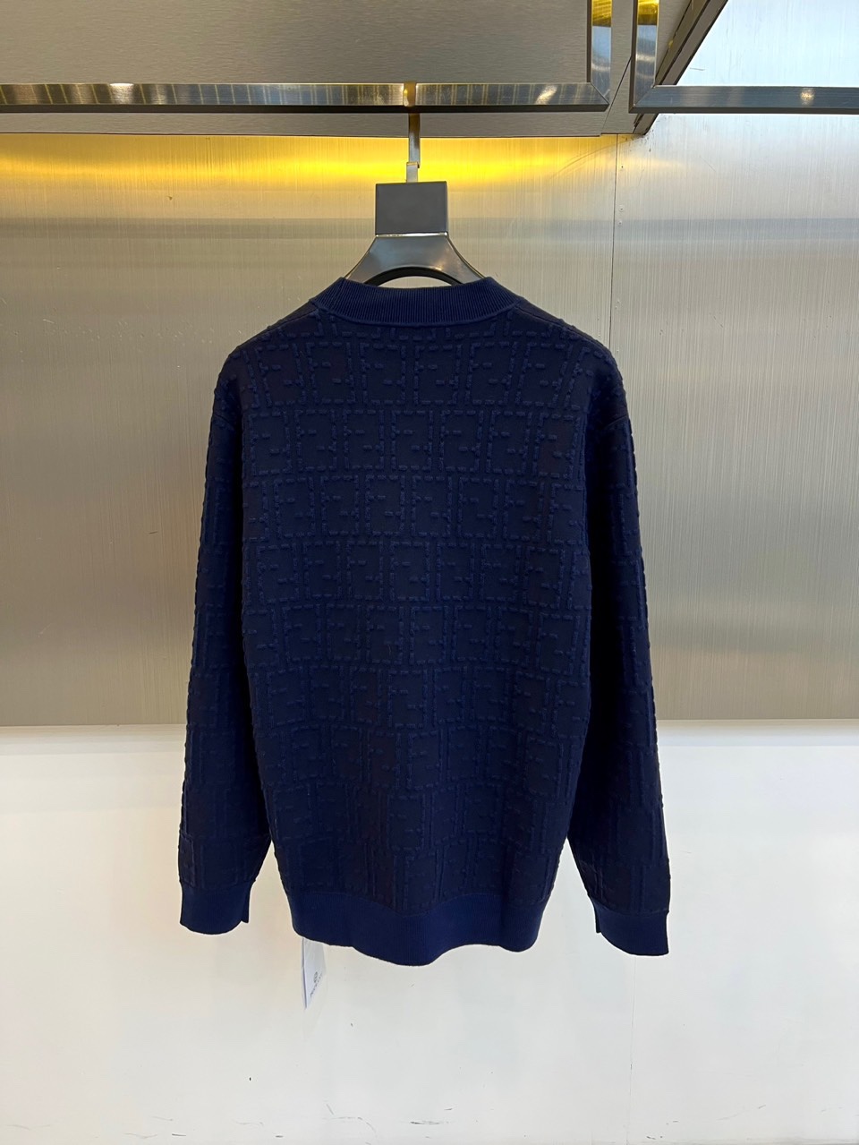 Fend芬迪、2025秋冬新品 | FENDI几何提花羊毛衫。采用100%绵羊毛材质打造细腻肌理，通过精