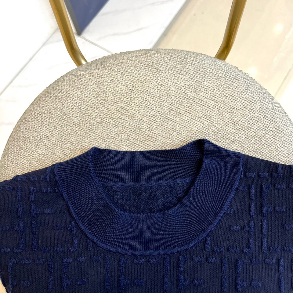 Fend芬迪、2025秋冬新品 | FENDI几何提花羊毛衫。采用100%绵羊毛材质打造细腻肌理，通过精