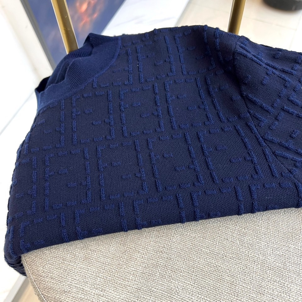 Fend芬迪、2025秋冬新品 | FENDI几何提花羊毛衫。采用100%绵羊毛材质打造细腻肌理，通过精