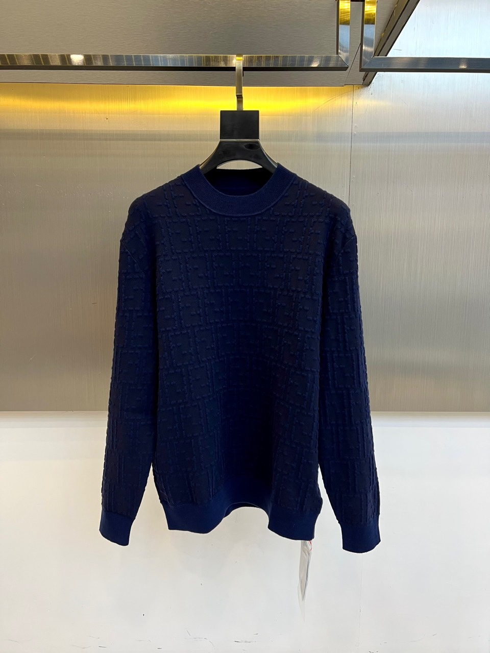 Fend芬迪、2025秋冬新品 | FENDI几何提花羊毛衫。采用100%绵羊毛材质打造细腻肌理，通过精