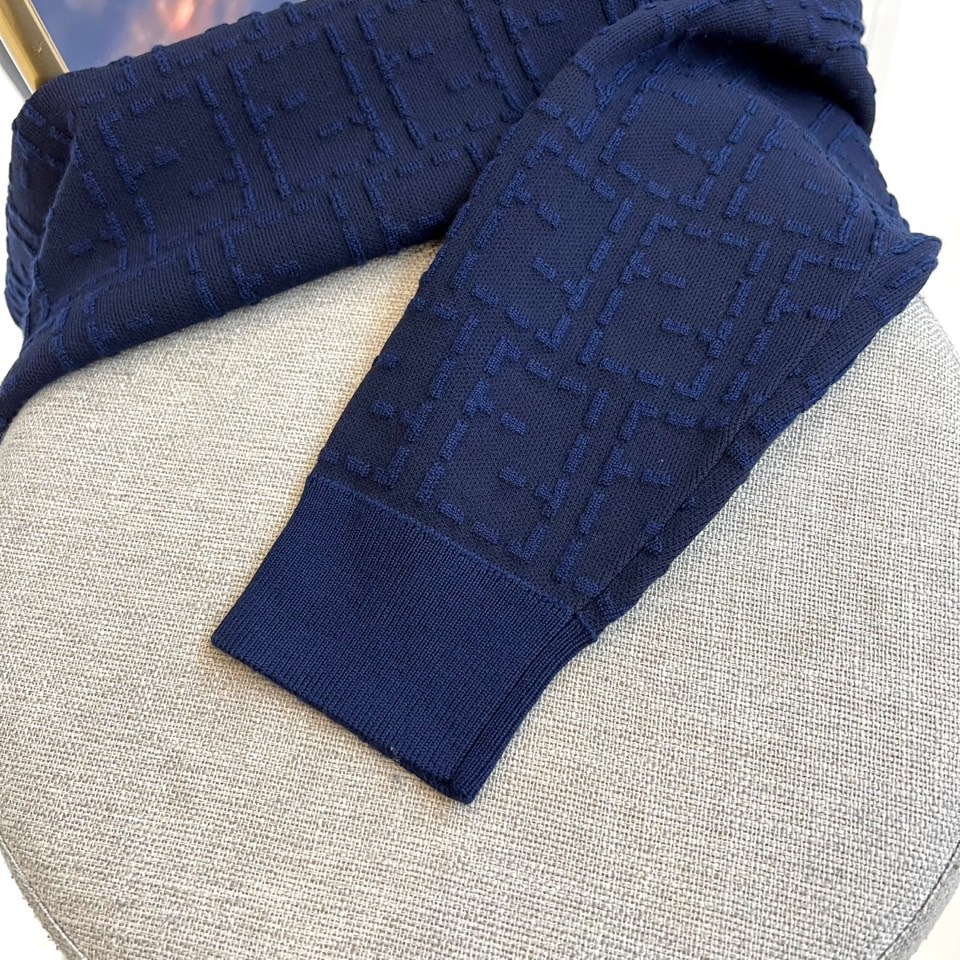 Fend芬迪、2025秋冬新品 | FENDI几何提花羊毛衫。采用100%绵羊毛材质打造细腻肌理，通过精