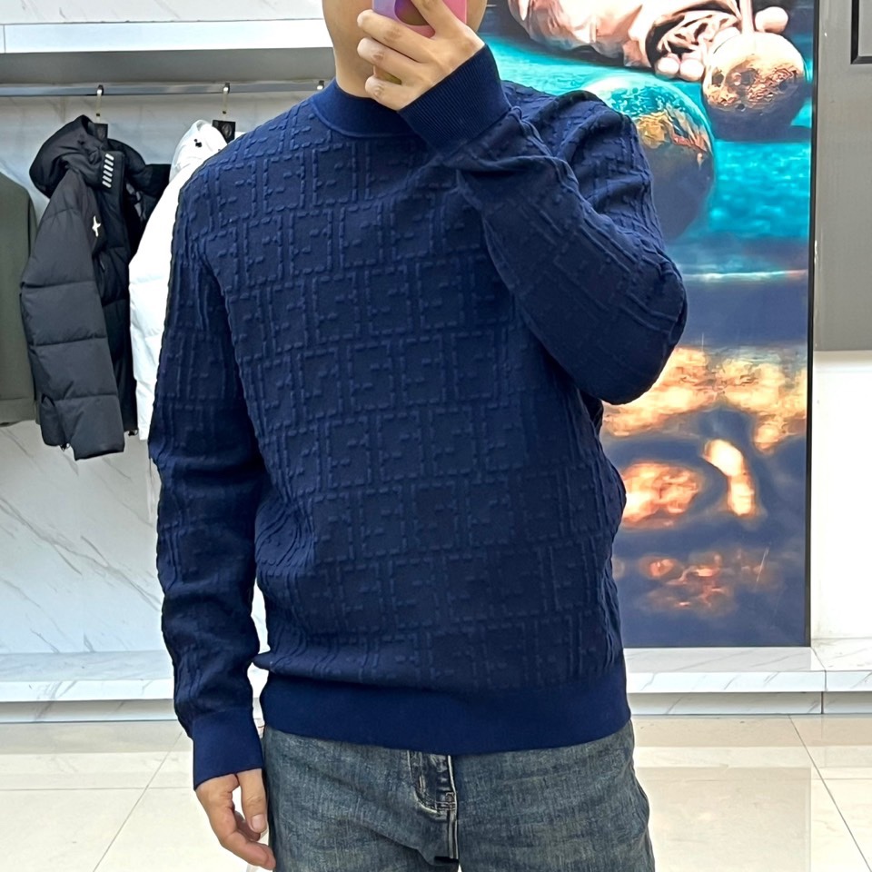 Fend芬迪、2025秋冬新品 | FENDI几何提花羊毛衫。采用100%绵羊毛材质打造细腻肌理，通过精