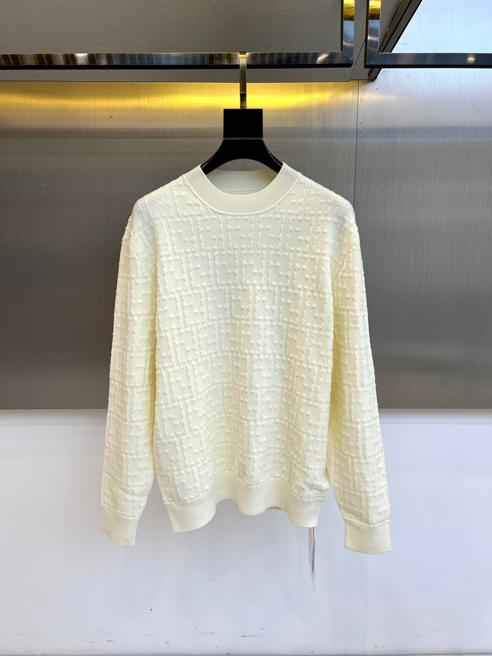 Fend芬迪、2025秋冬新品 | FENDI几何提花羊毛衫。采用100%绵羊毛材质打造细腻肌理，通过精