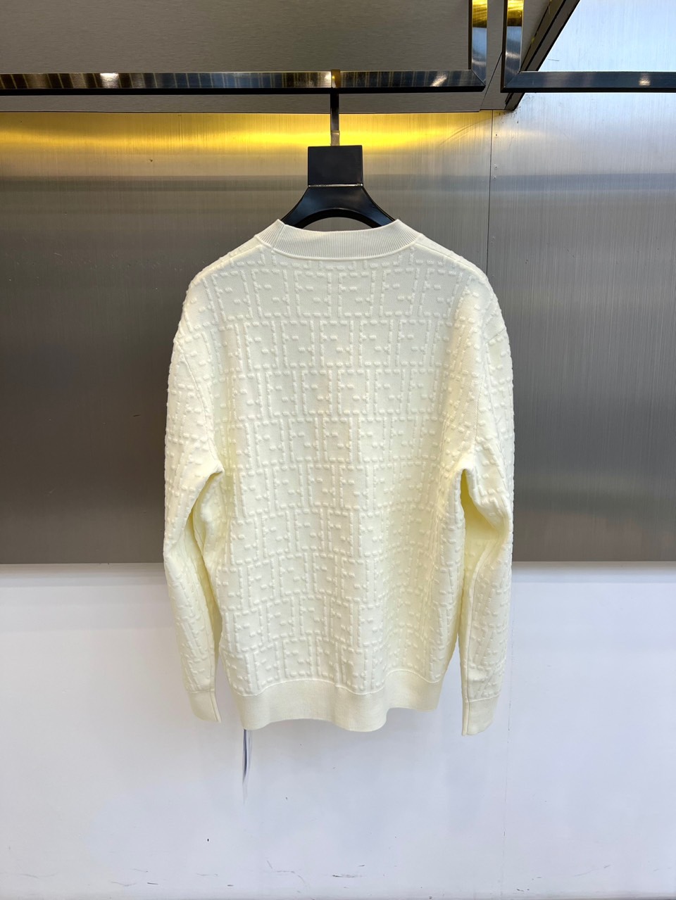 Fend芬迪、2025秋冬新品 | FENDI几何提花羊毛衫。采用100%绵羊毛材质打造细腻肌理，通过精