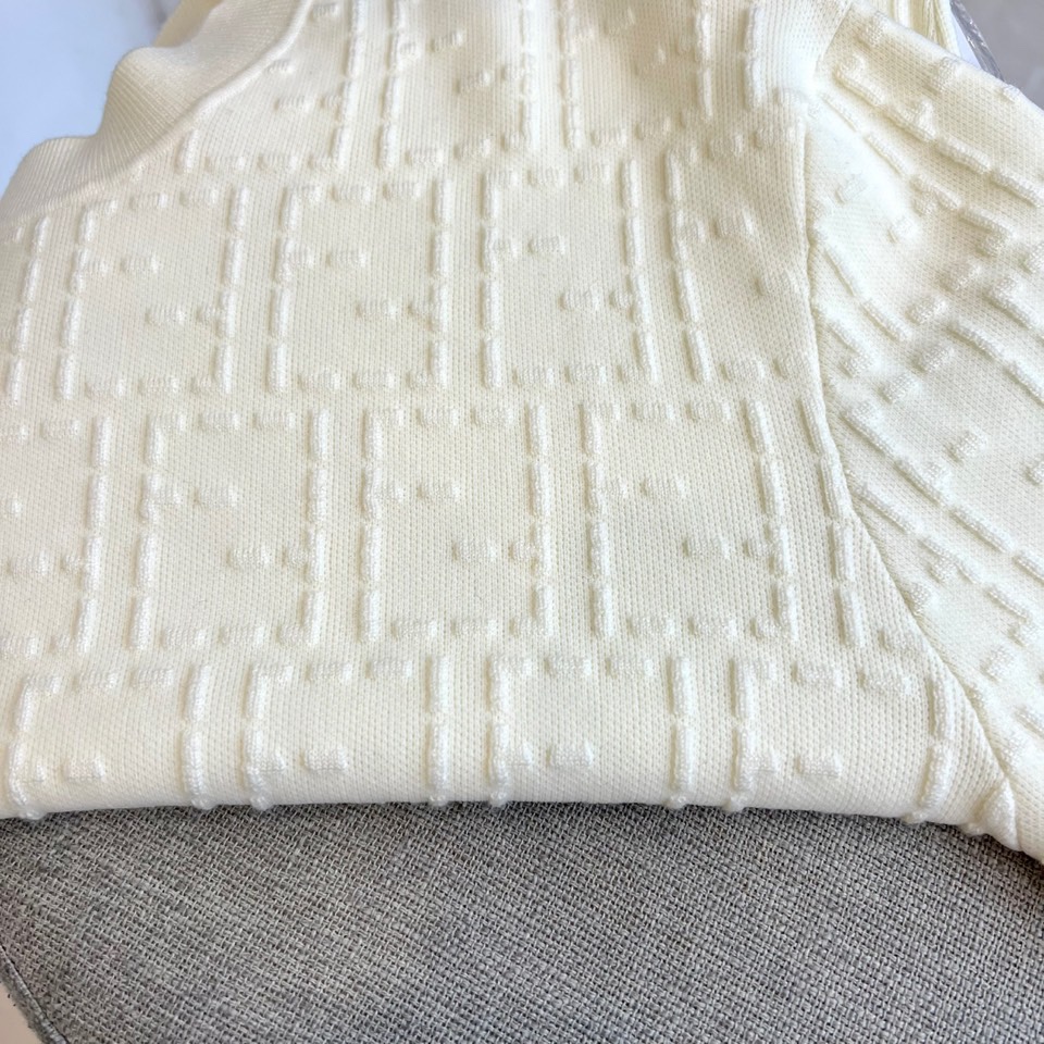 Fend芬迪、2025秋冬新品 | FENDI几何提花羊毛衫。采用100%绵羊毛材质打造细腻肌理，通过精