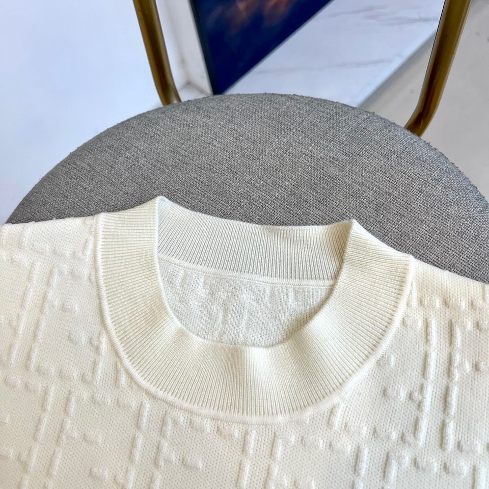 Fend芬迪、2025秋冬新品 | FENDI几何提花羊毛衫。采用100%绵羊毛材质打造细腻肌理，通过精