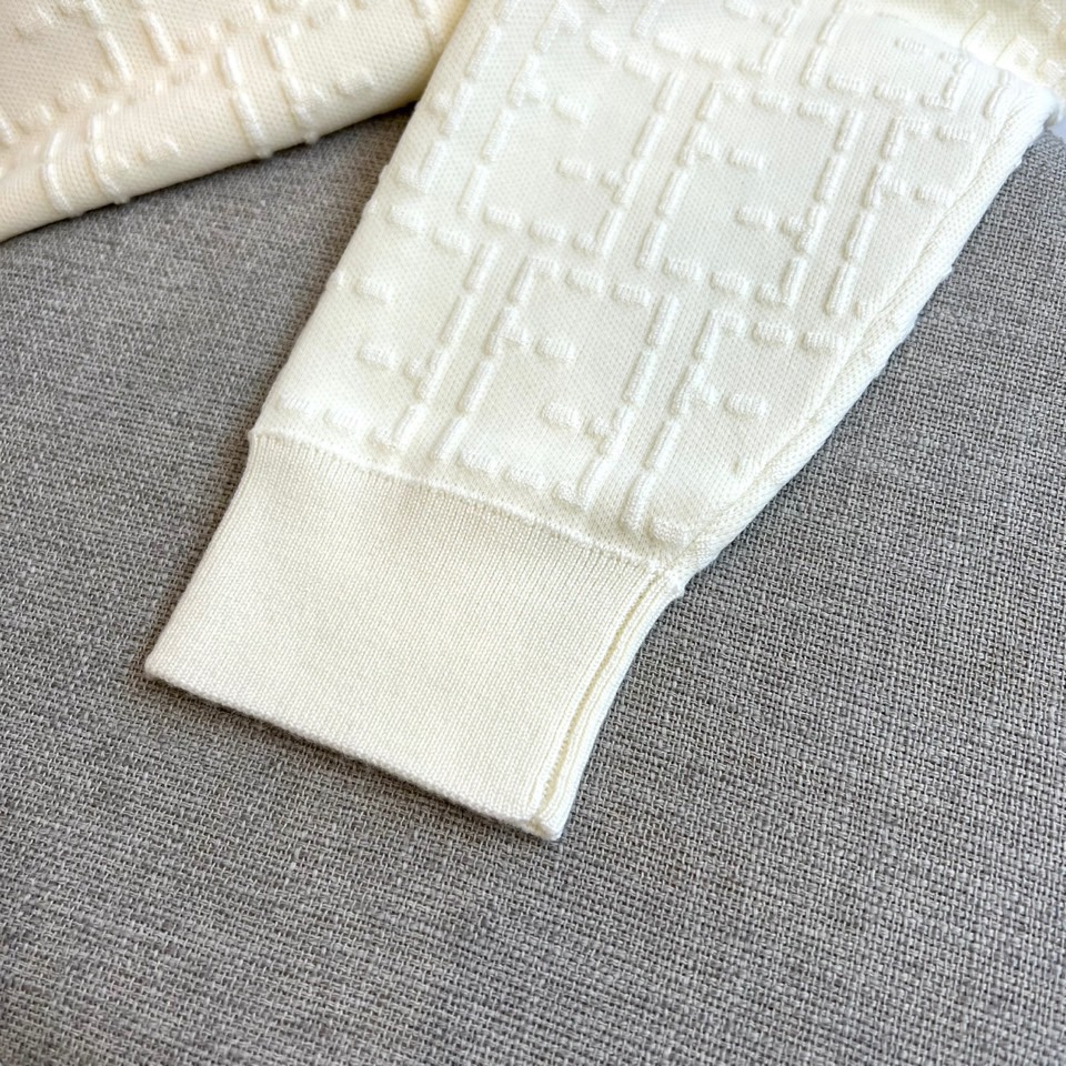 Fend芬迪、2025秋冬新品 | FENDI几何提花羊毛衫。采用100%绵羊毛材质打造细腻肌理，通过精